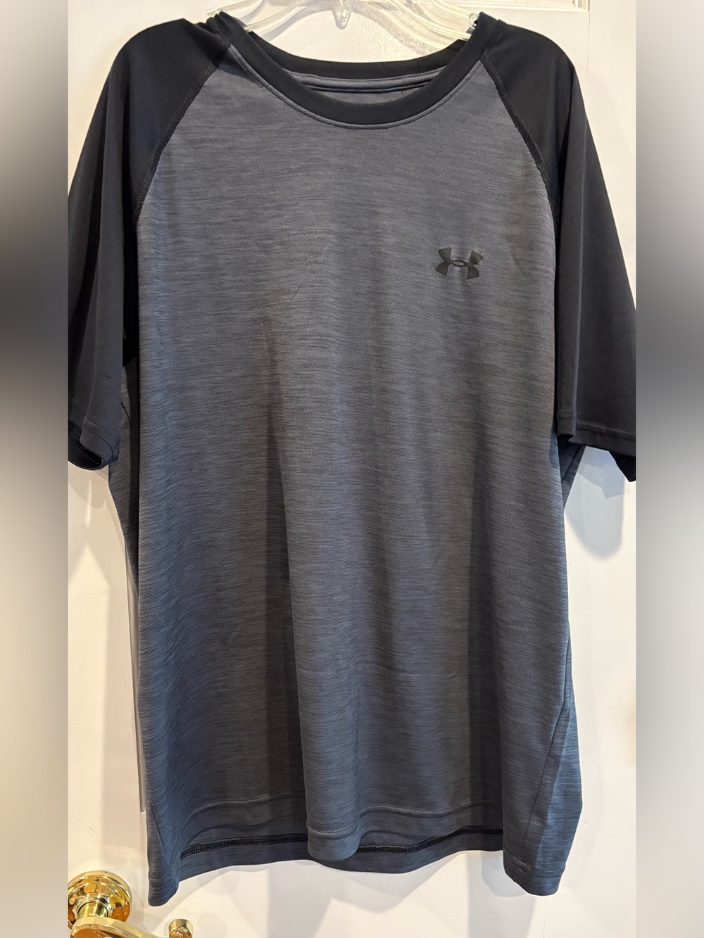 Men’s Under Armour Gray and Black Short Sleeve Performance Tee. Size L